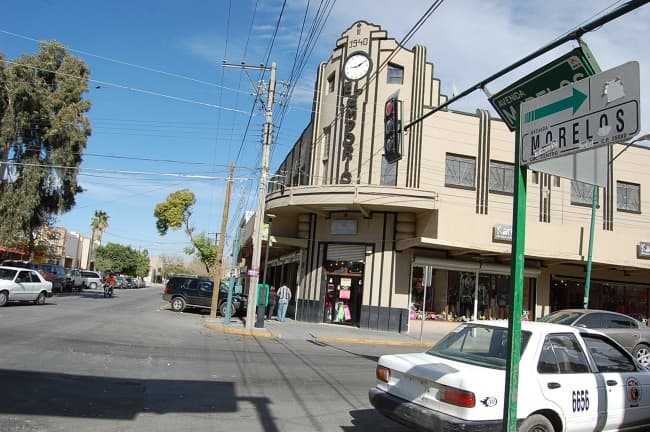 Céntrica. La avenida Morelos, de las principales arterias de Gómez Palacio, lleva el nombre del héroe de la Independencia desde 1910.