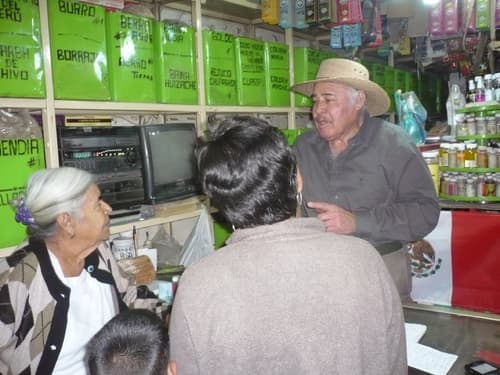 TRADICIÓN. Blanco, originario de Parras, trabaja con plantas medicinales y pomadas desde los 17 años.
