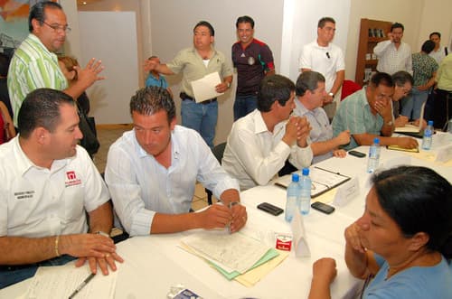 De aquí para allá. A partir del lunes 10 Arturo Lozano Ayala (segundo de izq. a der.) será el director de Desarrollo Urbano y Miguel Algara se quedará al f rente de Obras Públicas.