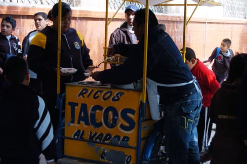 Riesgo. Para evitar enfermedades, es necesario no comer alimentos en la calle.