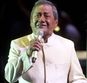 El cantautor mexicano Armando Manzanero es el primer latino en romper las reglas del codiciado Grammy, al conseguir que representantes del galardón le entregaran a domicilio el reconocimiento por su trayectoria.