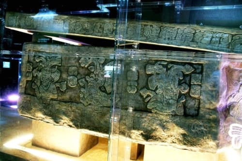 El sarcófago del gobernante maya se cerró con la lápida original de hace mil 300 años.