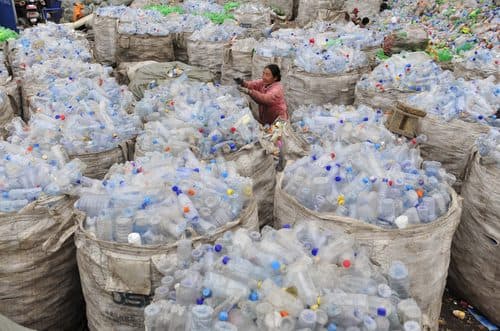 En México. Las botellas de PET, es decir, de polietireno, son una alternativa para la construcción de una casa completa o parte de ellas, desde muebles. A la semana van a dar a la calle cinco mil toneladas.