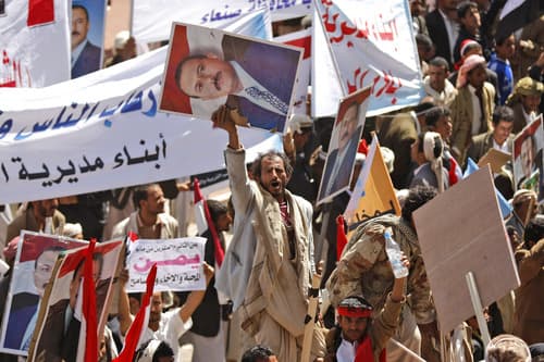 Mundo árabe. Un manifestante en Yemen piden la salida del presidente Ali Abdullah Saleh. AP