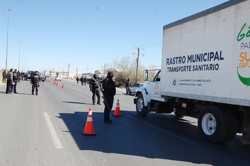 Prevención. Alrededor de 15 agentes de la Policía Estatal de Durango participaron ayer en los operativos de vigilancia para detectar vehículos robados, armas o droga. EL SIGLO DE TORREÓN