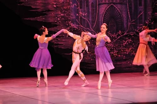 La respuesta. La función del ballet ruso anoche en el Nazas tuvo un lleno total, la boletería se agotó desde las primeras horas del día. El talento. Los jóvenes integrantes del Ballet Estatal ruso Mari El, ofrecieron anoche ante un Teatro Nazas completamente lleno, un espectáculo escénico durante su interpretación del clásico del ballet 'El Lago de los Cisnes', del compositor ruso Piotr Ílich TChaikovski. EL SIGLO DE TORREÓN /ÉRICK SOTOMAYOR