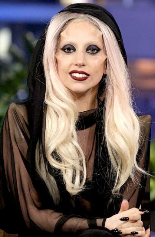 Lady Gaga sorprendió con protesis en el rostro, aunque no se sabe si las piezas están colocadas por debajo de la piel. (dailymail.co.uk)