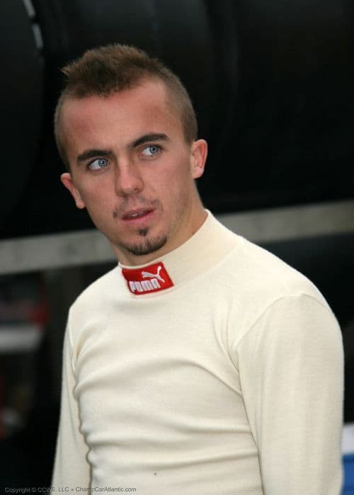Agresivo. Frankie Muniz tuvo una pelea con su novia, y ni tardo ni perezoso le sacó la pistola. ARCHIVO