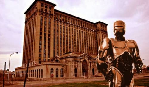 La estatua de RoboCop, estaría hecha de hierro y tendría una altura de 2 metros y 13 centímetros. (Archivo)