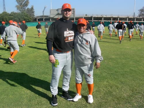 Emmanuel 'Peque' Valdez y Santiago González durante la práctica de los Vaqueros Laguna en Salamanca. (Cortesía del Club Vaqueros Laguna)