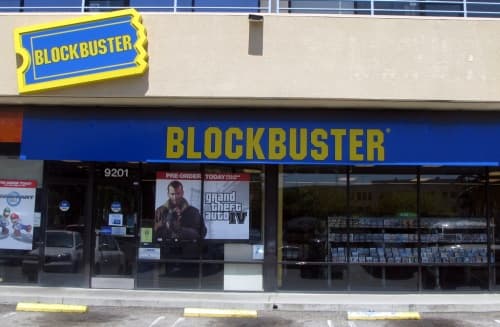 La cadena de renta de películas espera la aprobación del juez federal; postores tendrían 30 días para presentar sus ofertas.