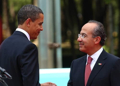 Encuentro. Fotografía del 16 de abril de 2009 que muestra al presidente de Estados Unidos, Barack Obama y a su homólogo de México, Felipe Calderón. EFE