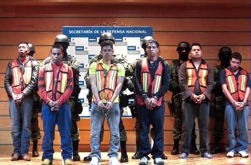 Detención. La Secretaría de la Defensa Nacional presentó anoche a Julián Zapata Espinosa, 'El Piolín' (centro amarillo), como presunto líder de una célula de sicarios en San Luis Potosí, y como posible autor del asesinato del agente de aduanas de Estados Unidos. EL UNIVERSAL