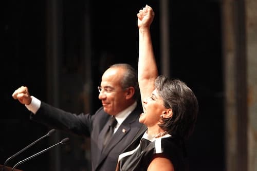 Festejo. El presidente Felipe Calderón y la directora del Instituto Politécnico Nacional (IPN), Yoloxóchitl Bustamante, durante la ceremonia conmemorativa del 75º aniversario de dicha institución académica, la mañana de ayer en el Palacio de Bellas Artes.