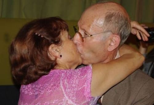 Los protagonistas de este récord, casados desde hace más de 40 años, explicaron que el truco consistió en 'pensar en otra cosa' e incluso aseguraron que hubiesen podido seguir besándose durante más tiempo.