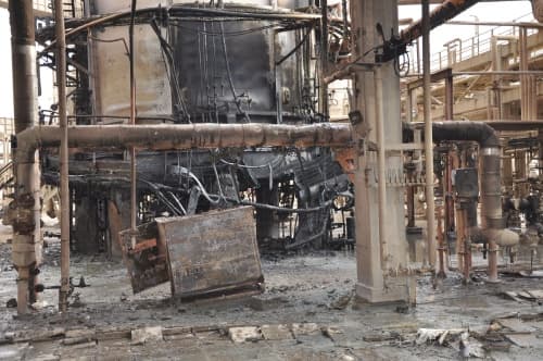 Destrucción. Un grupo armado atacó ayer la refinería.