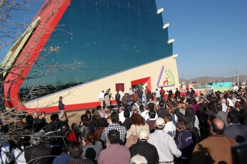 Expectación. Cientos de espectadores se dieron cita desde temprana hora en el Biblioparque Saltillo Sur.
