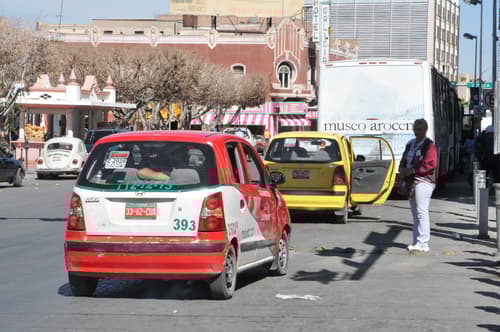 Control.-Debido a que se ha detectado 'pirataje' en el servicio de taxis, sobre todo en las noches, se pintarán de color amarillo tráfico los casi cuatro mil vehículos que cubren esta modalidad en Torreón. EL SIGLO DE TORREÓN