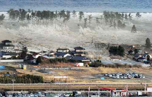 Enormes olas. El movimiento telúrico de 8.9 grados en la escala de Richter que afectó la costa noreste de la isla de Honshu, la principal del archipiélago nipón, reporta más de mil personas muertas. Autoridades advierten que seguirá temblando a lo largo de un mes más. AP Desastre natural. El sismo y posterior tsunami han dejado ciudades y poblados destruidos en más de la mitad de Japón.