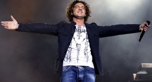 Acusan al cantante de hacer promoción de un concierto en medio de los mensajes por el terremoto en Japón.