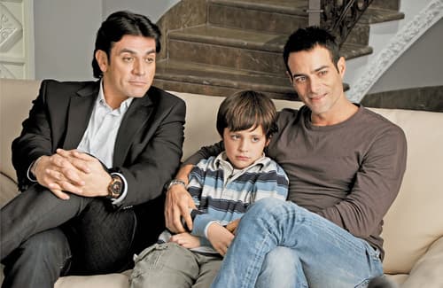 Reto. La cinta La Otra Familia aborda el tema de la familia gay. Jorge Salinas y Luis Roberto Guzmán la protagonizan. ARCHIVO Agradecido. Carlos Carrera se mostró muy feliz.