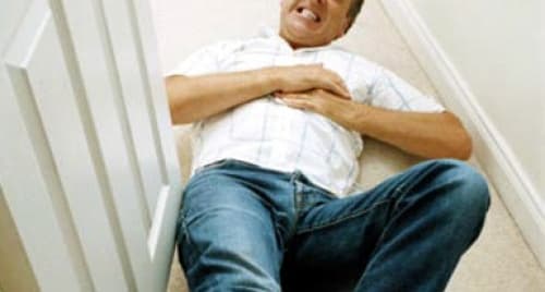 Un hombre que llamó a las autoridades para reportar que su esposa se había desplomado al parecer padeció un ataque cardíaco y murió cuando trataba de reanimarla.