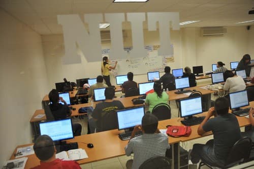 Educación. En el parque industrial Las Américas, los alumnos del NIIT reciben actualmente los cursos de programación con expertos en Tecnologías de Información.