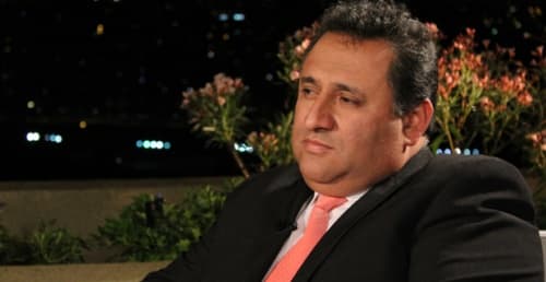 Flores afirma en su demanda que su madre, creyendo que iba a morir, le reveló que él es producto de una relación de una noche con Mario Kreutzberger. La mujer sobrevivió.


