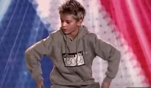 Impresiona a jueces en Noruega y a miles de internautas niño de 10 años por su forma de bailar como robot.