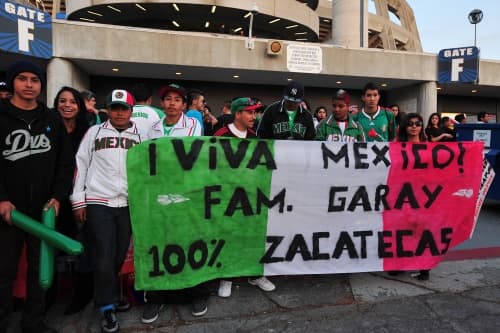 Los uniformados utilizan llaves inmovilizadoras de lucha y judo para someter a los sujetos. (Archivo)