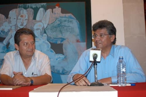 Los presentadores. Los doctores Miguel Vallebueno y Juan Carlos Arroyo presentarán el libro del Javier Guerrero este jueves a las 7:30 de la noche en El Siglo de Torreón.