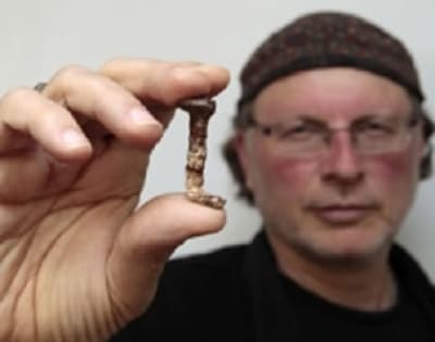 Según Jacobovici, en el principal de los sarcófagos se hallaron dos clavos a los que los arqueólogos no dieron ninguna importancia.