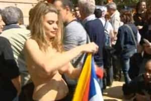 Durante su campaña, la actriz de películas para adultos, María Lapiedra, se deja manosear por hombres y se pasea desnuda por su pueblo natal. (Imagen tomada del video)