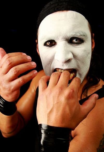 Manson, salía el domingo de una fiesta en estado de ebriedad y pidió ayuda a los policías por el supuesto robo de su auto, y después vino el altercado.