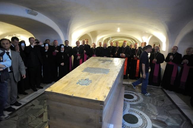 El féretro de Juan Pablo II fue llevado a la tumba de San Pedro para pasar posteriomente a la basílica vaticana, donde será beatificado el domingo. (EFE)