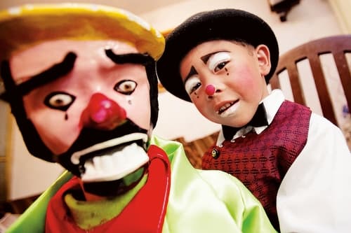 Destreza.Harry Sebastián Ramírez, 'Garabatito', el payaso más pequeño de México, a sus cuatro años de edad gana cincuenta pesos por función. Este niño aún mira la vida desde abajo por su estatura, pero 'se la rifa' como un gigante, según su abuelo, el payaso musical Garabato.