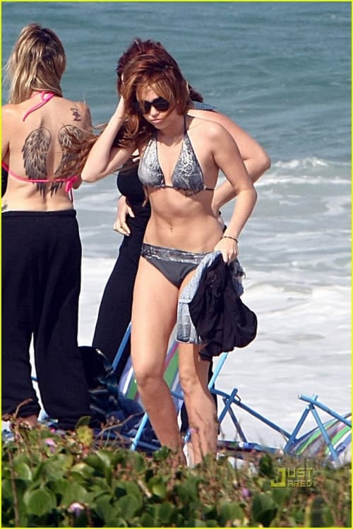 Miley Cyrus fue fotografiada en la playa de la Reserva, al oeste de la ciudad, en compañía de su madre y de una amiga. (Justjared.com)