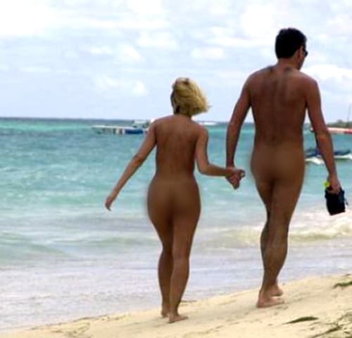 La policía brasileña detuvo a tres turistas holandeses acusados de cometer un acto obsceno por bañarse desnudos en las aguas de la turística playa de Copacabana, en Río de Janeiro.