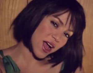 La cantante colombiana aparece con el cabello oscuro en el video de su canción Rabiosa.