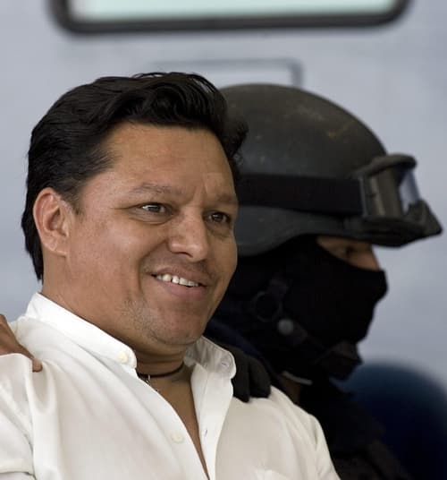 Cárcel. Miembros de la Policía Federal escoltan en Ciudad de México, al ciudadano boliviano Josmar Flores Pereira.