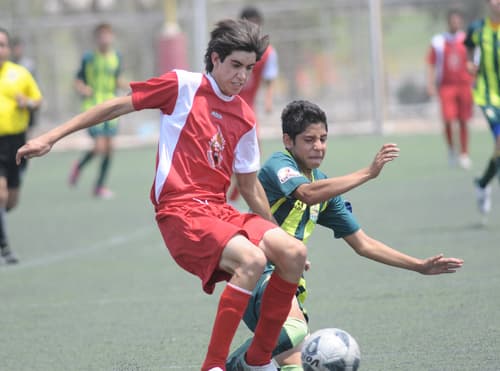 El Calor de la UVM-Torreón, de Cuarta División, goleó ayer a Chinarras de Aldama por 5-0 en el juego de vuelta de la semifinal. (Foto Jesús Galindo)