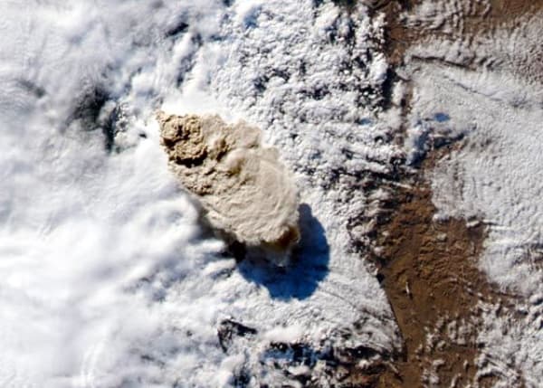 Las rutas Santiago-Buenos Aires y Santiago-Montevideo se encuentran canceladas debido a que la nube de ceniza se desplazó desde la Cordillera de Los Andes hacia el norte y luego hacia el este. (AP)