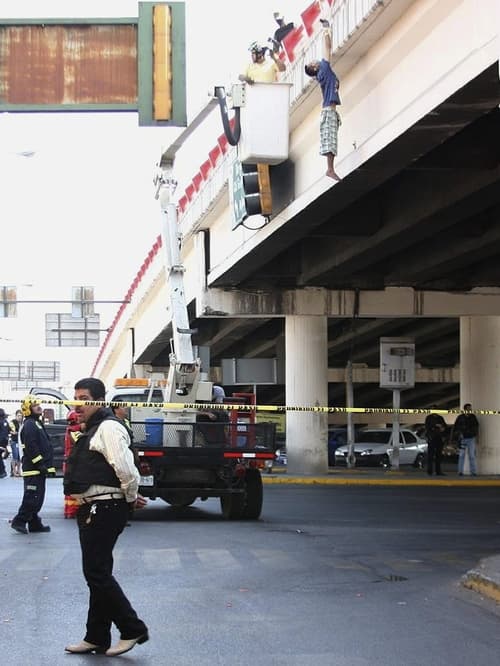 Rescate. Bomberos y rescatistas de Protección Civil auxilian al hombre que fue colgado vivo.