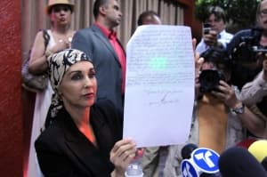 La esposa de Jorge Hank acudió a declarar en calidad de testigo ante un juez federal en relación al operativo en el que fue detenido su cónyuge.