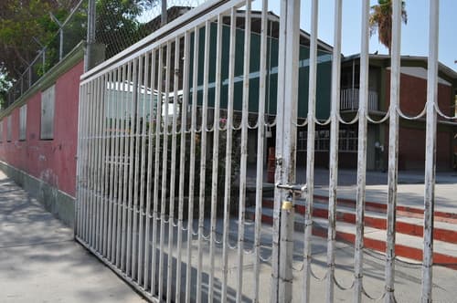 En el poniente de la ciudad, varias escuelas, desde preescolar hasta secundaria, cerraron sus puertas ante la inseguridad.