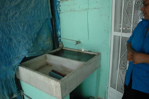 Insalubre. Durante quince días la zona Centro de Matamoros ha recibido el suministro de agua potable con malos olores y colores opacos.