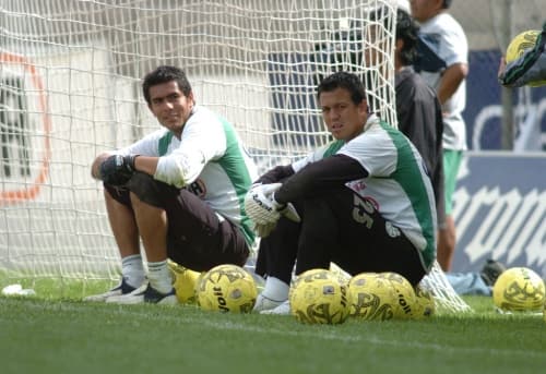 Sabedor de que enfrente tiene a Oswaldo Sánchez, uno de los mejores porteros de México, el arquero de Santos Laguna, Miguel Becerra, no se desanima.
