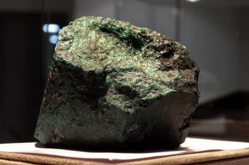 La piedra se exhibe tal y como se encontró en las entrañas de la tierra y, según Soto, 'ni se ha tallado ni se va a tallar'.