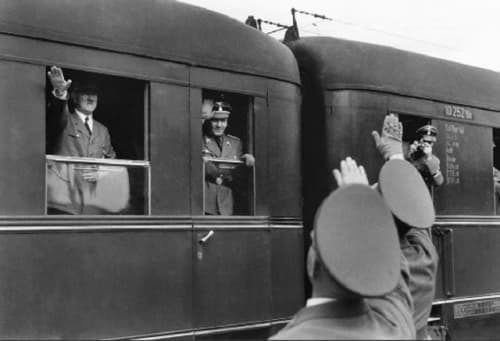 Las imágenes muestran al ‘Führer’ y a los prisioneros de un campo de concentración en Bielorrusia; se desconoce quién es el autor.