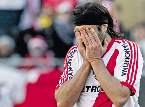 El jugador Mariano Pavone rompió en llanto tras el silbatazo final, el jugador de River falló un penal en el juego de ayer. (AP)